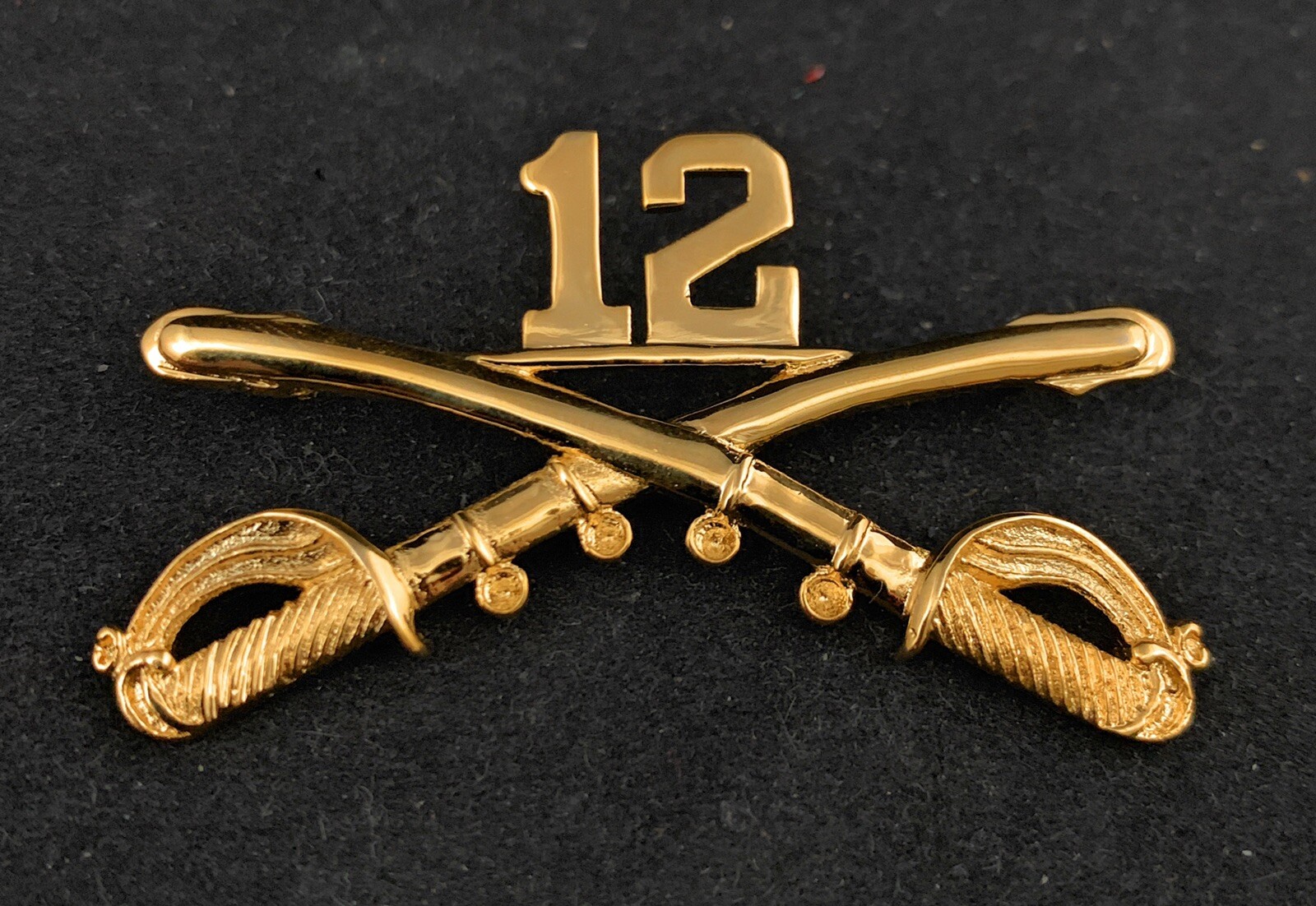 🌟US Army 12th Cavalry Crossed Sabres Gold Tone, Large 2-1/4" Hat Lapel Pin