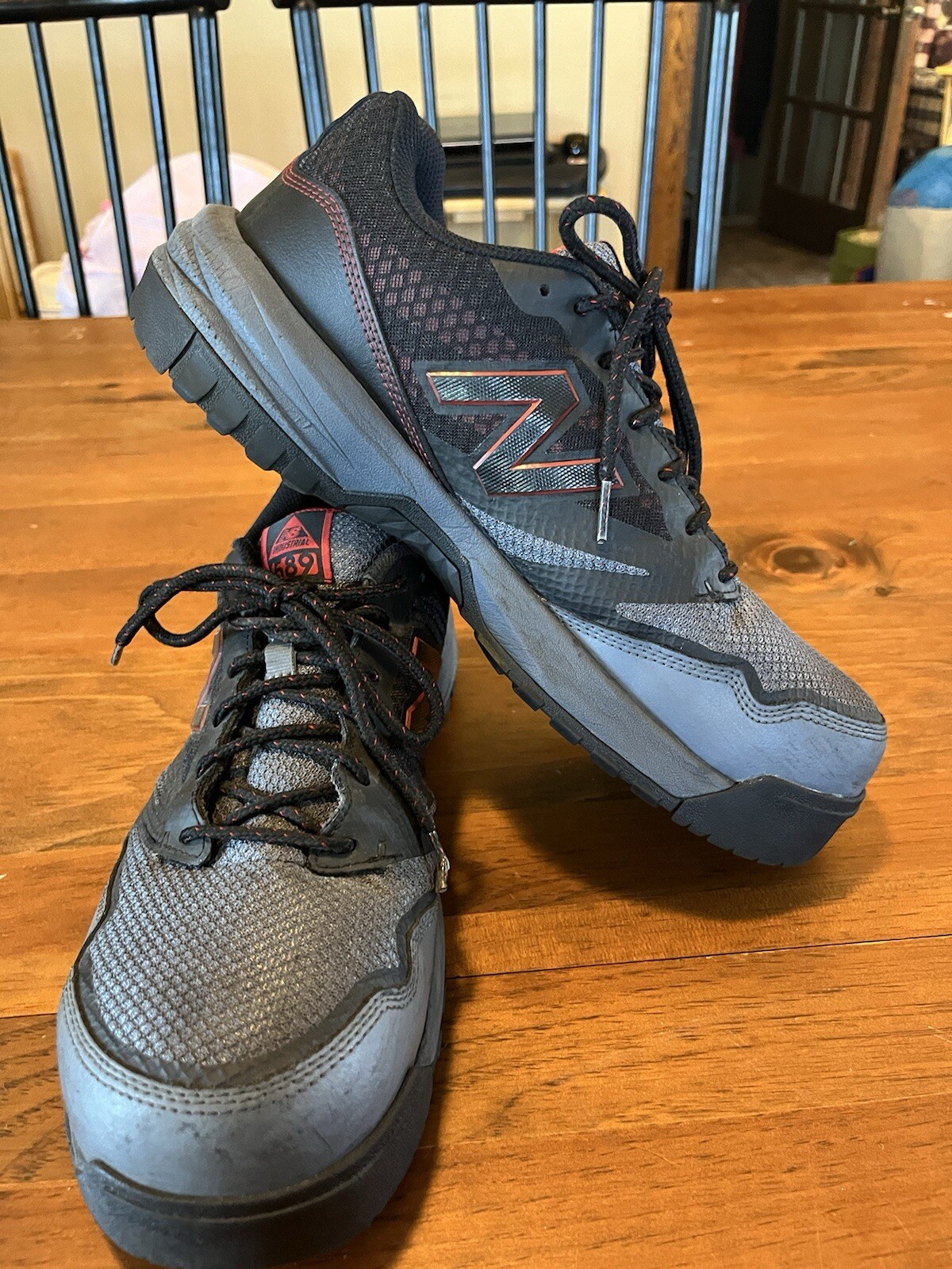 Men’s 10.5 - New Balance MID589O1 Industrial Composite Toe Shoe Black/Gray