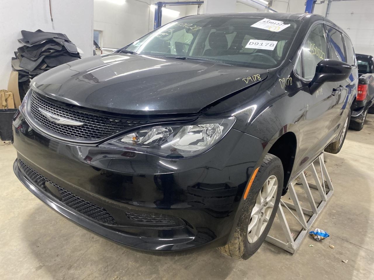 Air Shutter Fits 22-25 CARAVAN 1031497