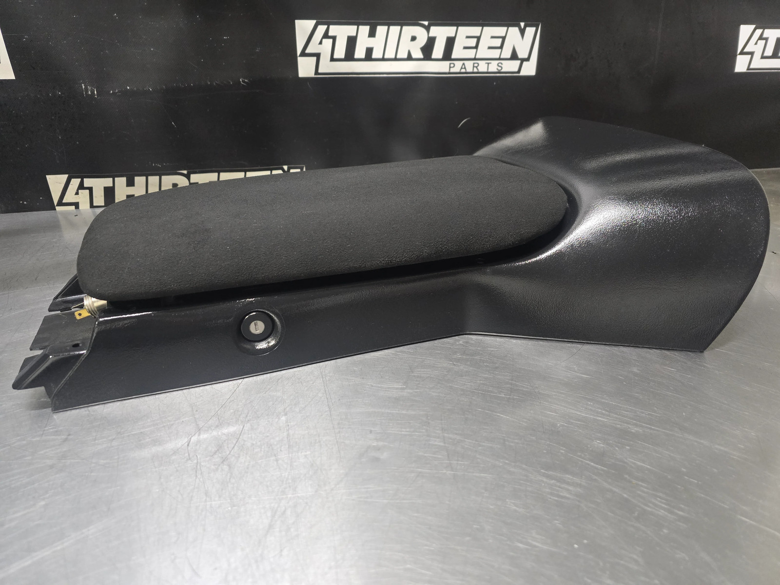 97-04 CORVETTE C5 CENTER CONSOLE ARM REST WITH FELT LID 10402194 #N30