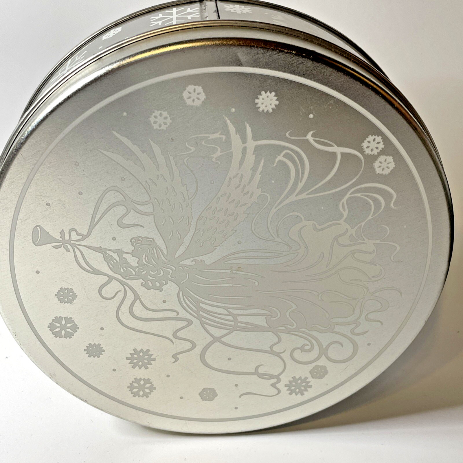 Vintage Style Round Angel Tin Silver/White