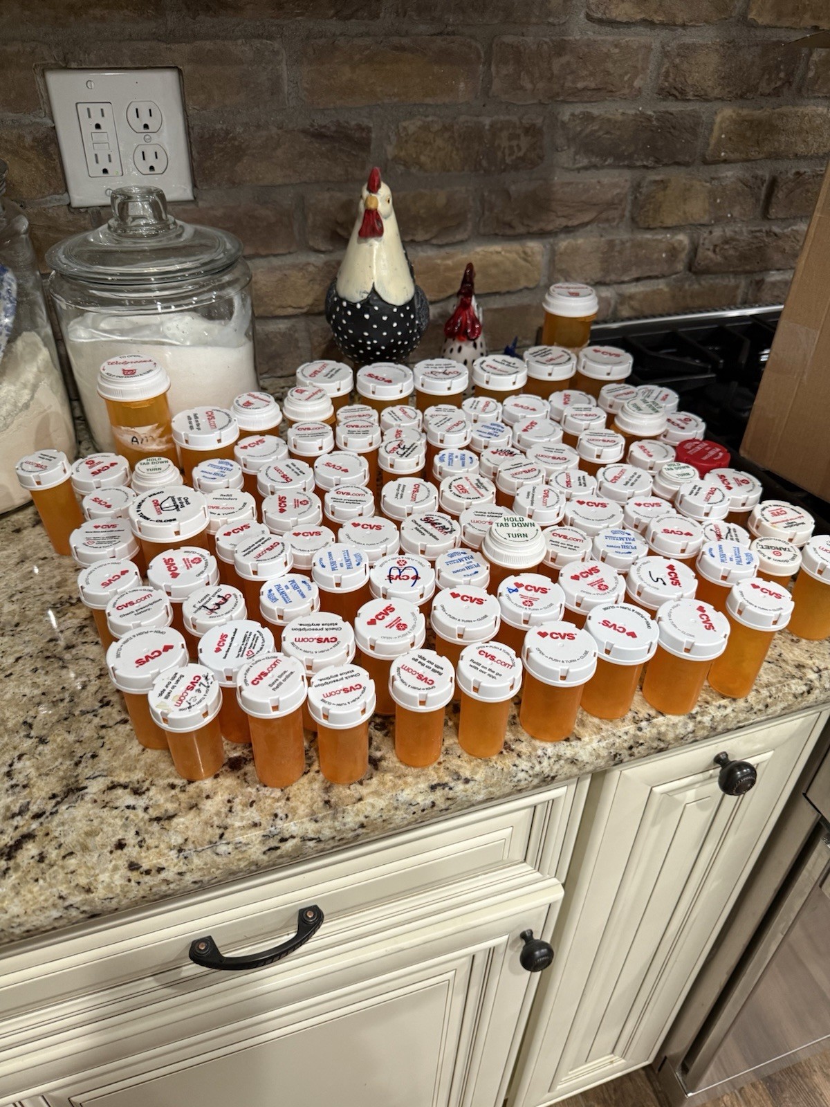 💊 Lot Of  100 Empty Amber Plastic Rx Pill Bottles Storage Crafts Hobbies