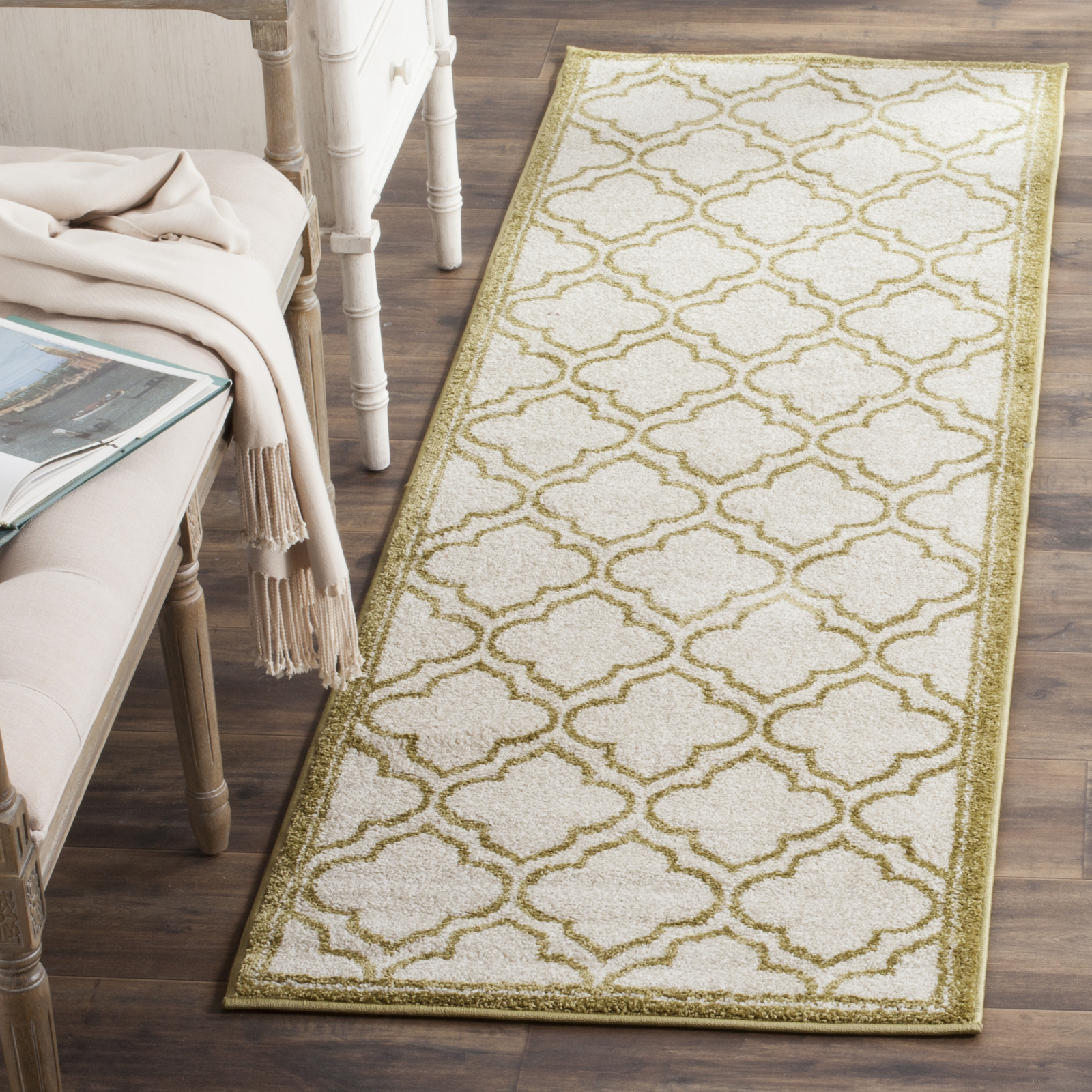 Safavieh Amherst IVORY / LIGHT GREEN 2'-3" X 7' Runner - AMT412A-27
