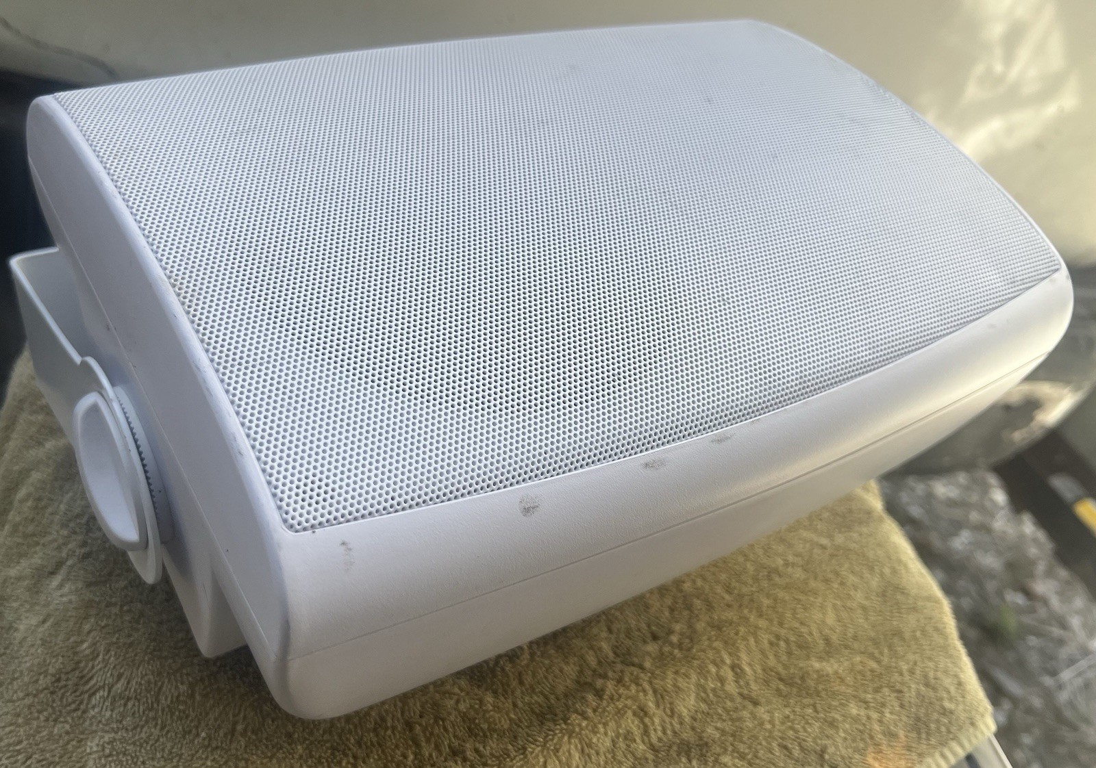 Elura OUT6.5W70 Outdoor Loudspeakers, white, with mount Out6.5