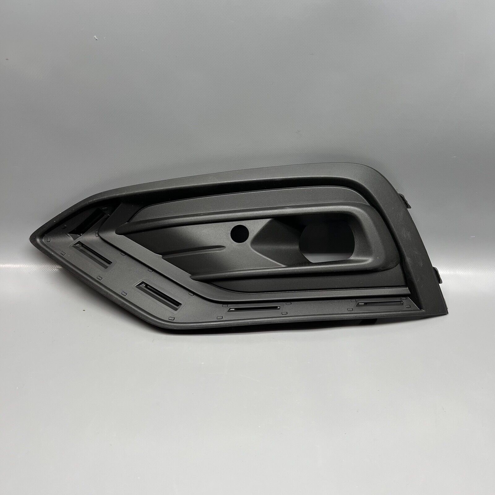 VOLVO V60 FRONT BUMPER LEFT COOLER GRILLE 2019 2020 2021 OEM 31455640