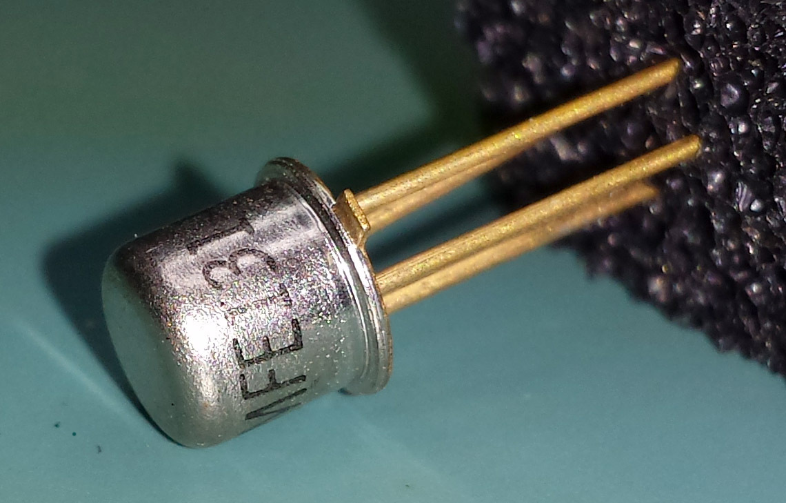 Motorola MFE131 Dual Gate Mosfet -  NOS  TO-72 package  *GENUINE* QTY 2 - HW-101