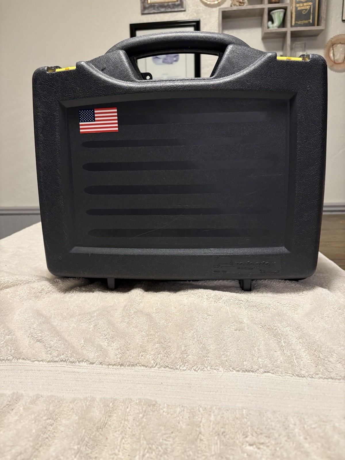 Men’s Plano Protecter Pistol Carrier. Holds Up To 8 Medium, Or 6 Large Pistols