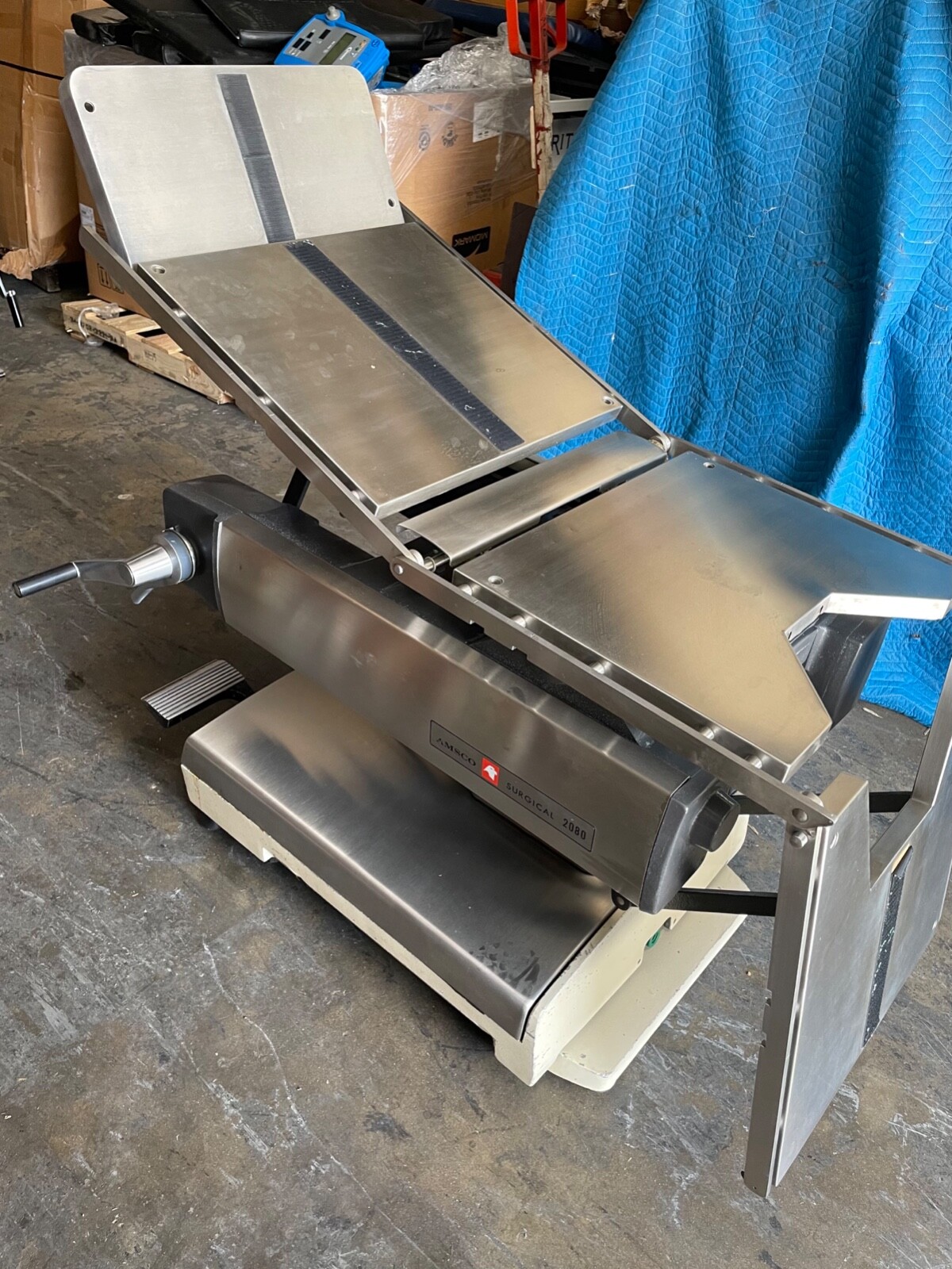 AMSCO 2080 manual surgical table and pads set