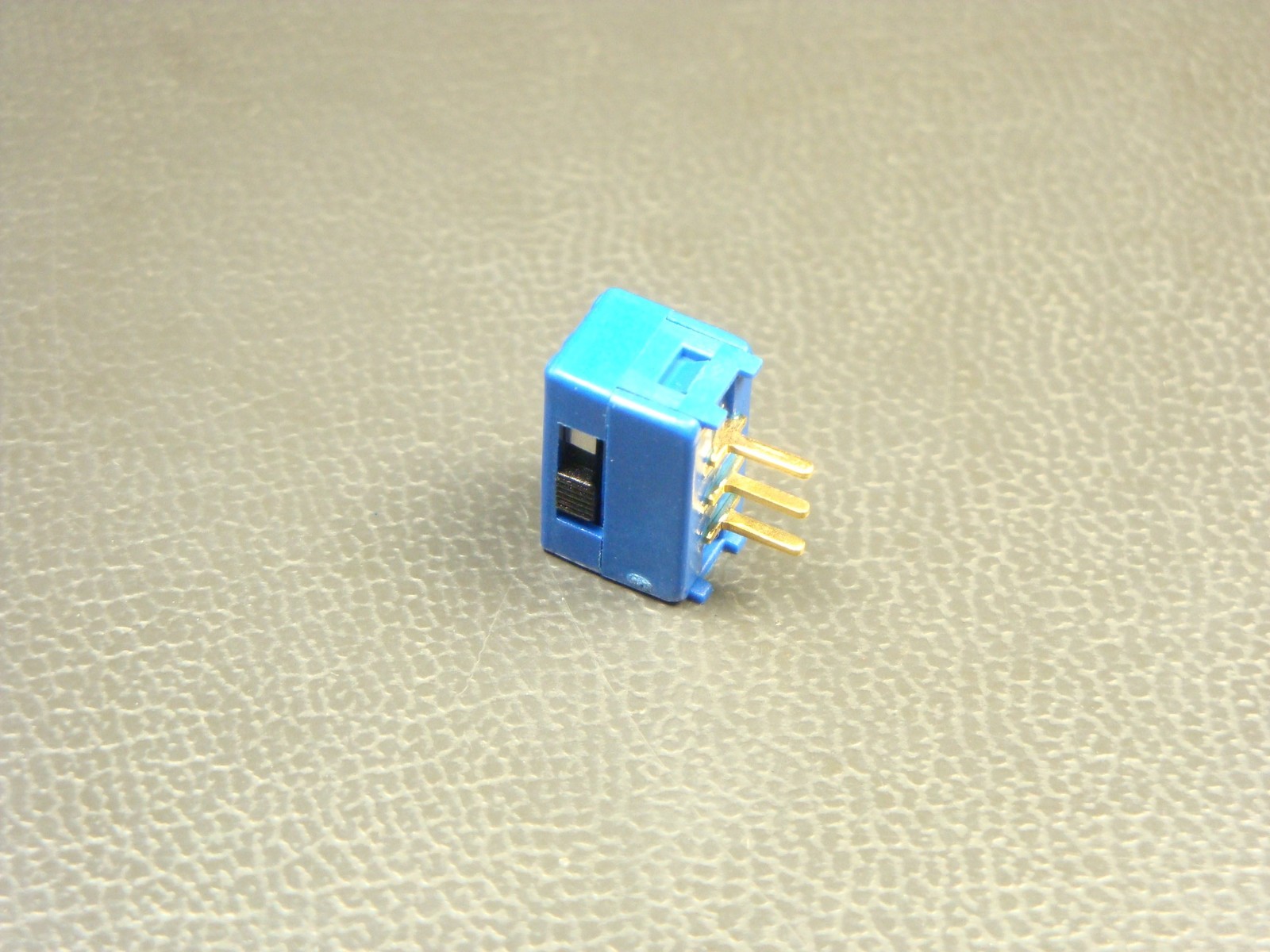 MSSA104D-1 Alco Slide Switch Single Pole Double Throw Thru-Hole 3A NOS