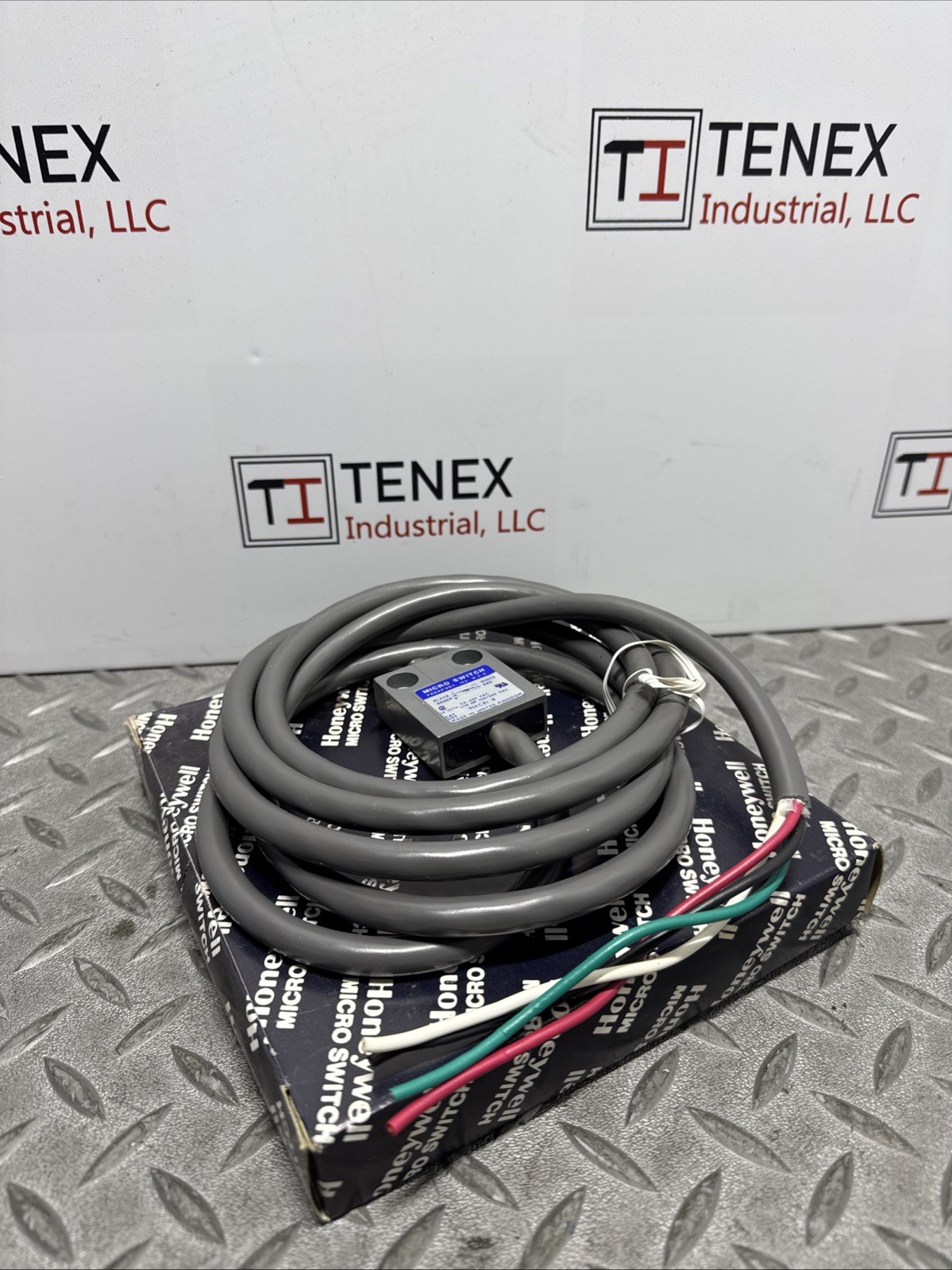 Honeywell 914-CEI-6 Micro Switch 5A-250 Vac.        H-23