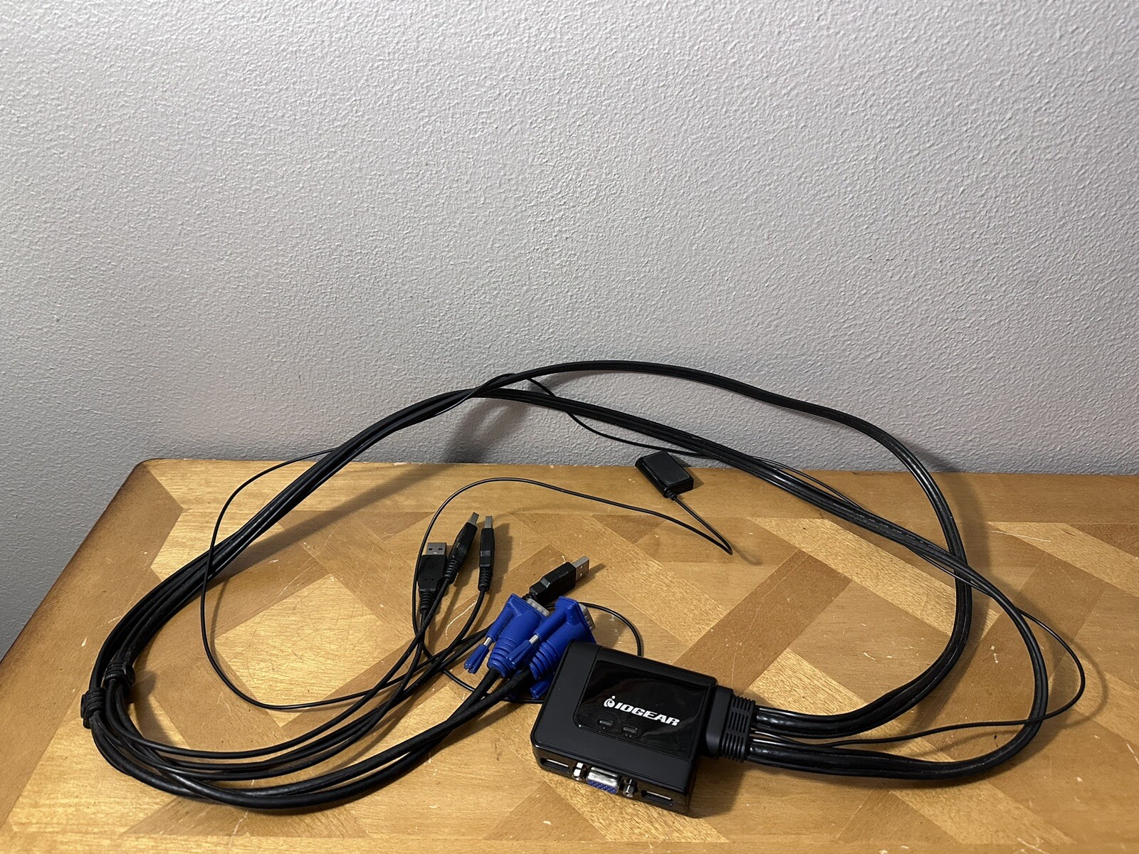 IOGEAR 2-Port USB KVM Switch GCS22U - Excellent condition!