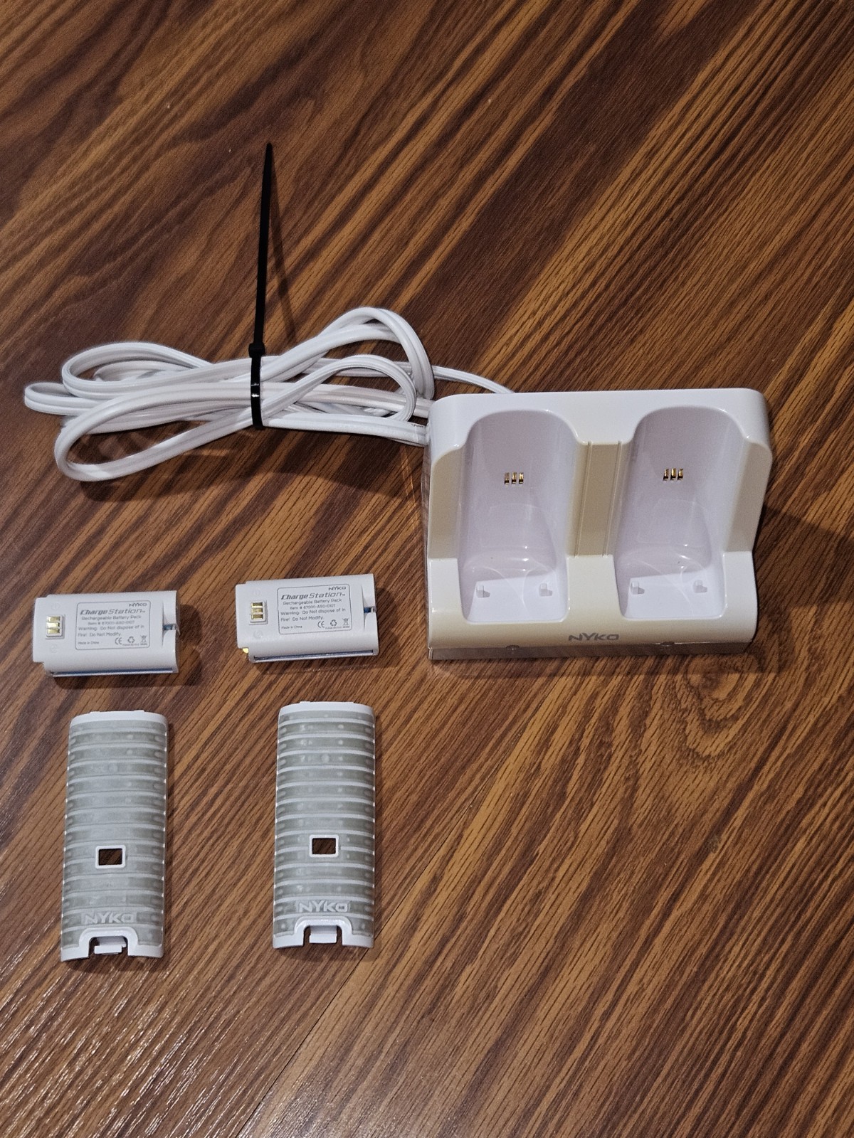 Nintendo Wii Nyko Charge Station With 2 Rechargeable Batteries And Remote Backs
