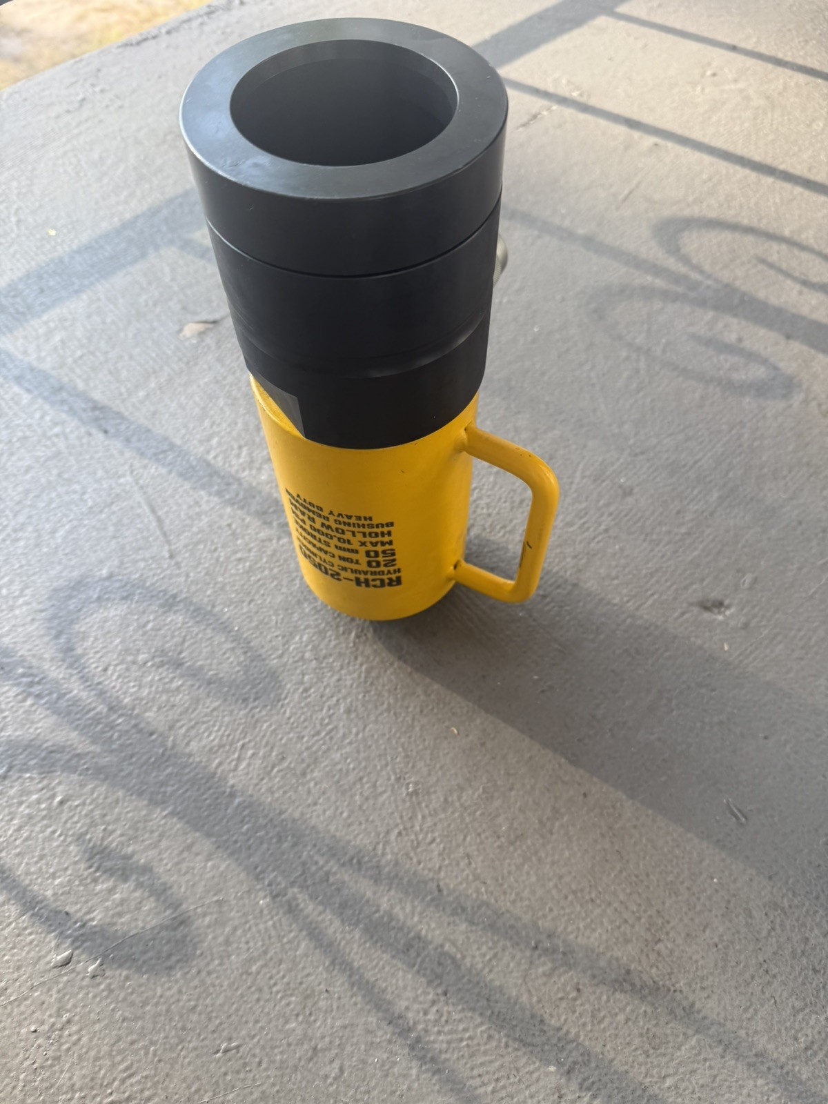 Truck bushing extractor
