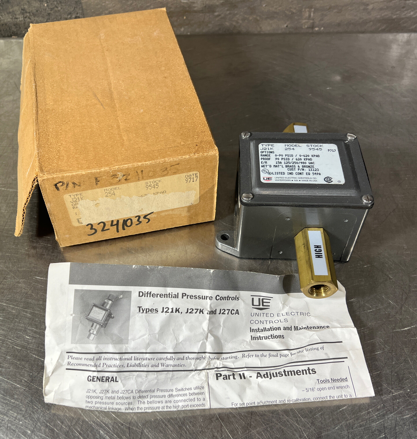 UE. P/N: J21K-254. DIFFERENTIAL PRESSURE SWITCH. ADJ. 0-90 PSID, 1/4"FNPT, SPDT.