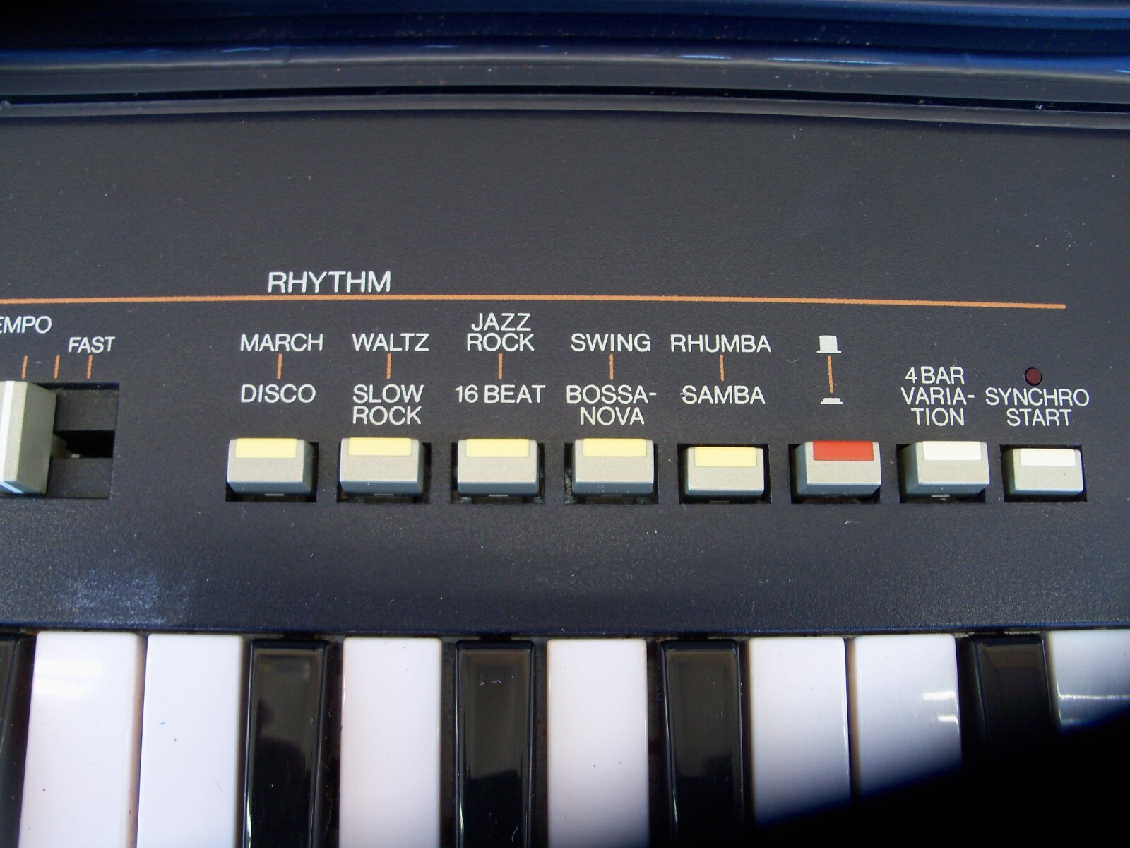 YAMAHA PORTASOUND PS-400 ELECTRONIC KEYBOARD (COMES WITH HARD SHELL CASE)