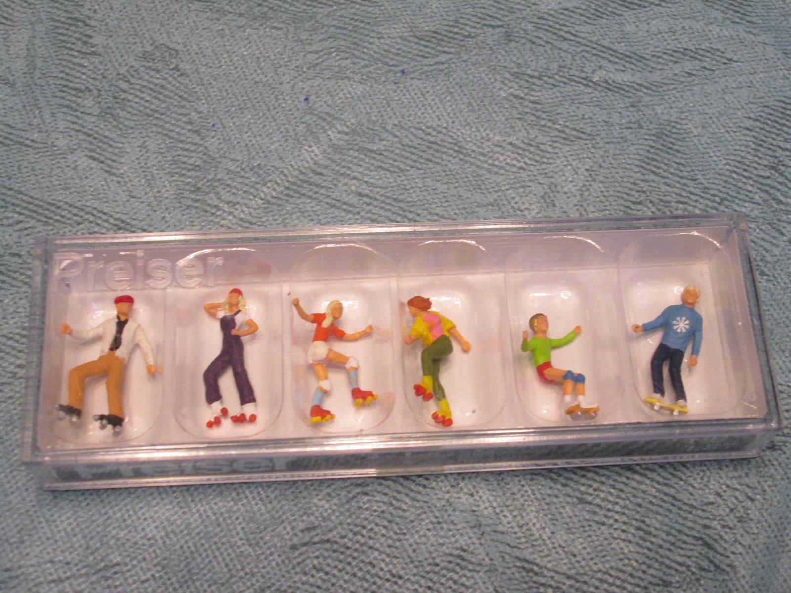 Preiser HO #10074 Rollerskaters & Skateboarders