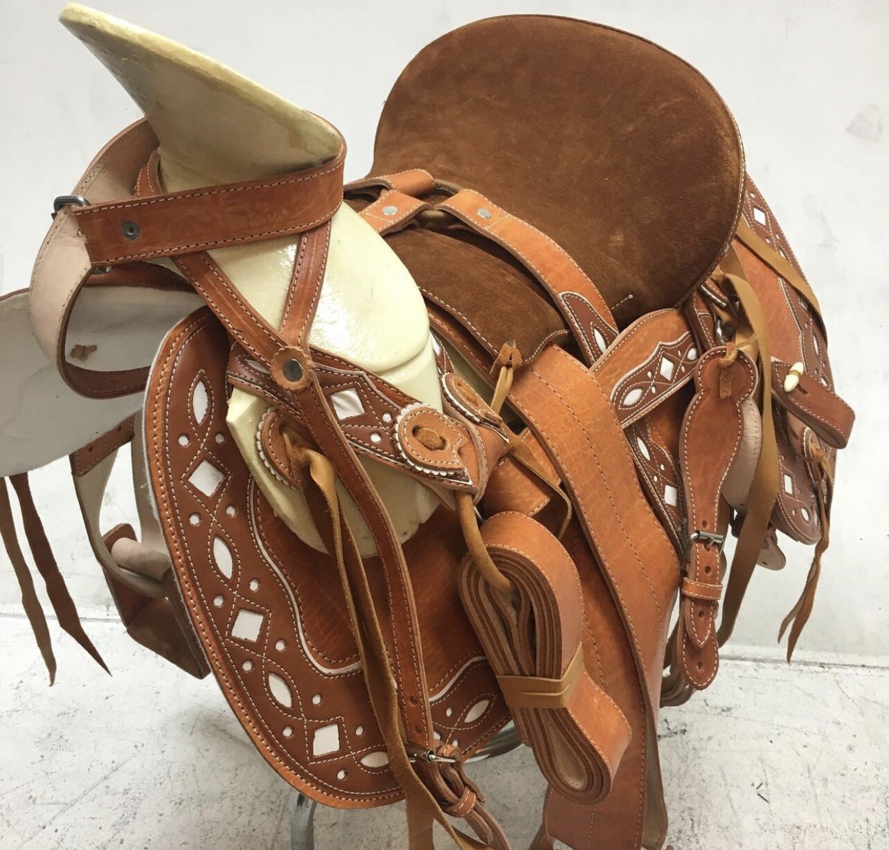 Monturas De Caballo  de puro cuero con cantinas