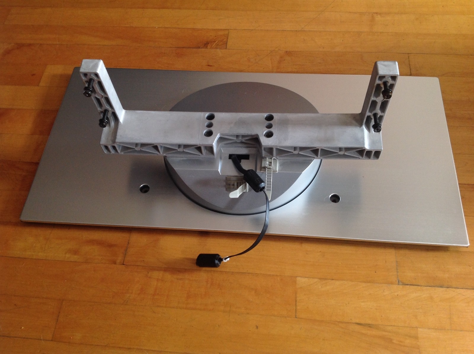 HITACHI LCD SILVER TV BASE STAND MODEL 32HDL51 WITH 4 SCREWS Included