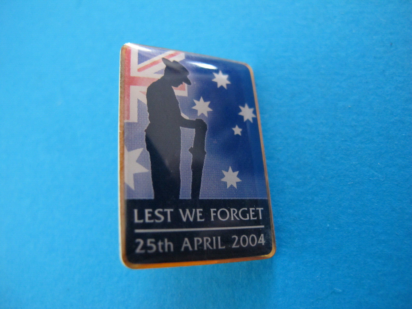Lest We Forget 25th April 2004 Anzac Day Badge