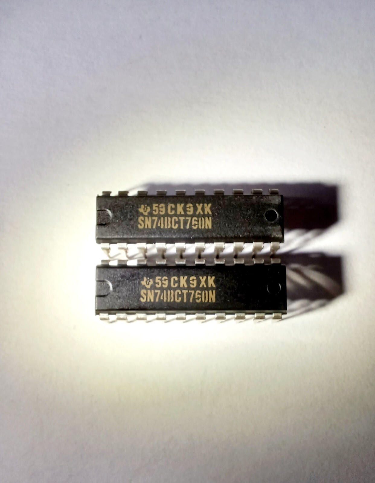 Lot of 2* SN74BCT760N - Texas Instruments DIP20 Pin 	Octal Buffer/Driver New USA