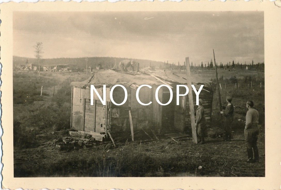 Photo WK2 Russia Soldiers Build Shelter with Simple Means X35