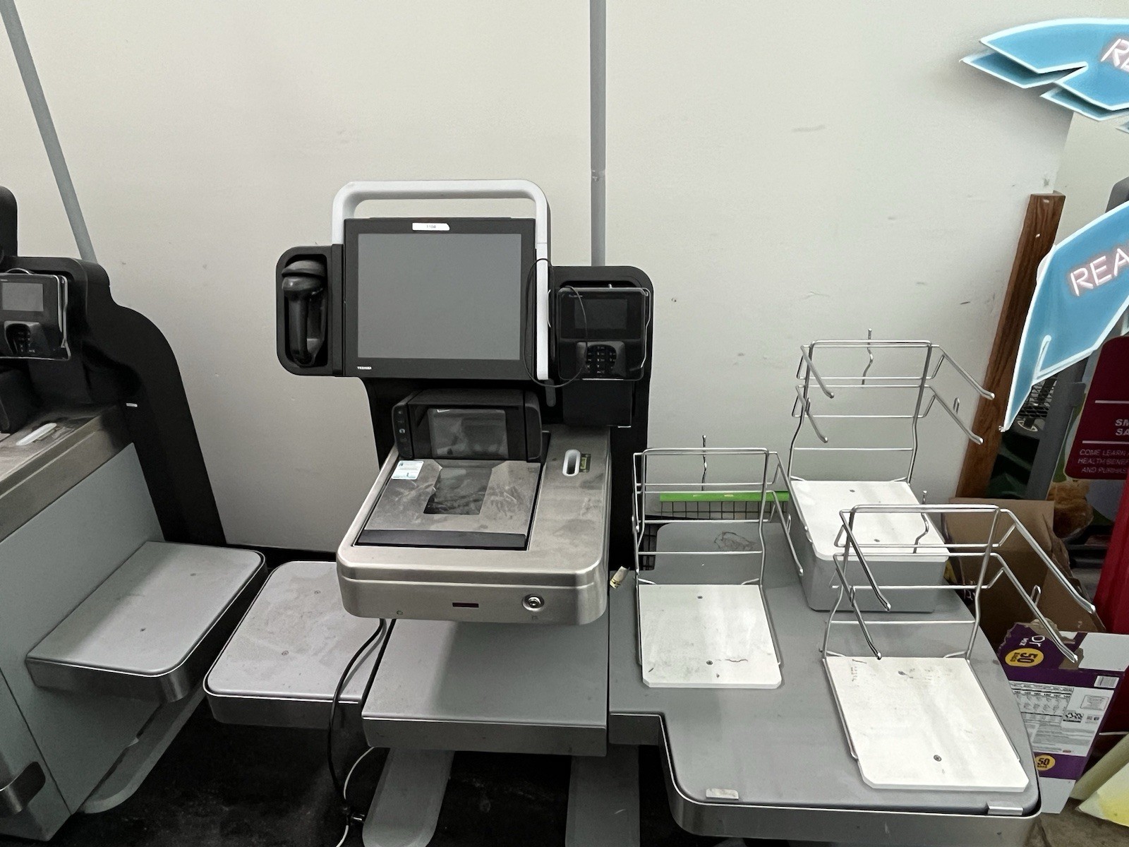 Toshiba Self-Checkout POS System Touchscreen Barcode Scanner Payment Terminal.