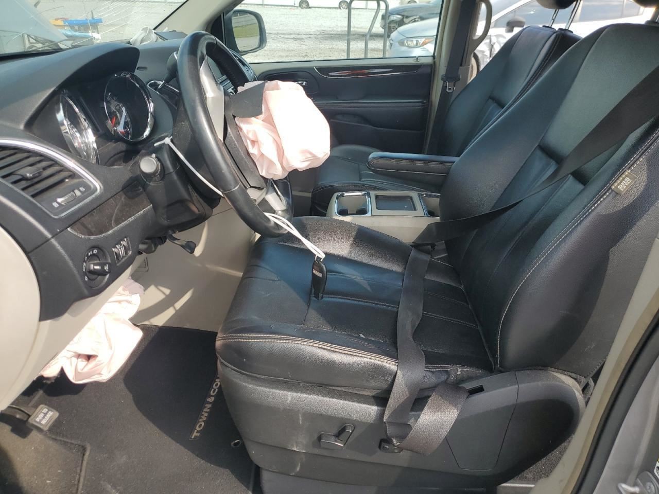 TOWN COUN 2014 Glove Box 4894963