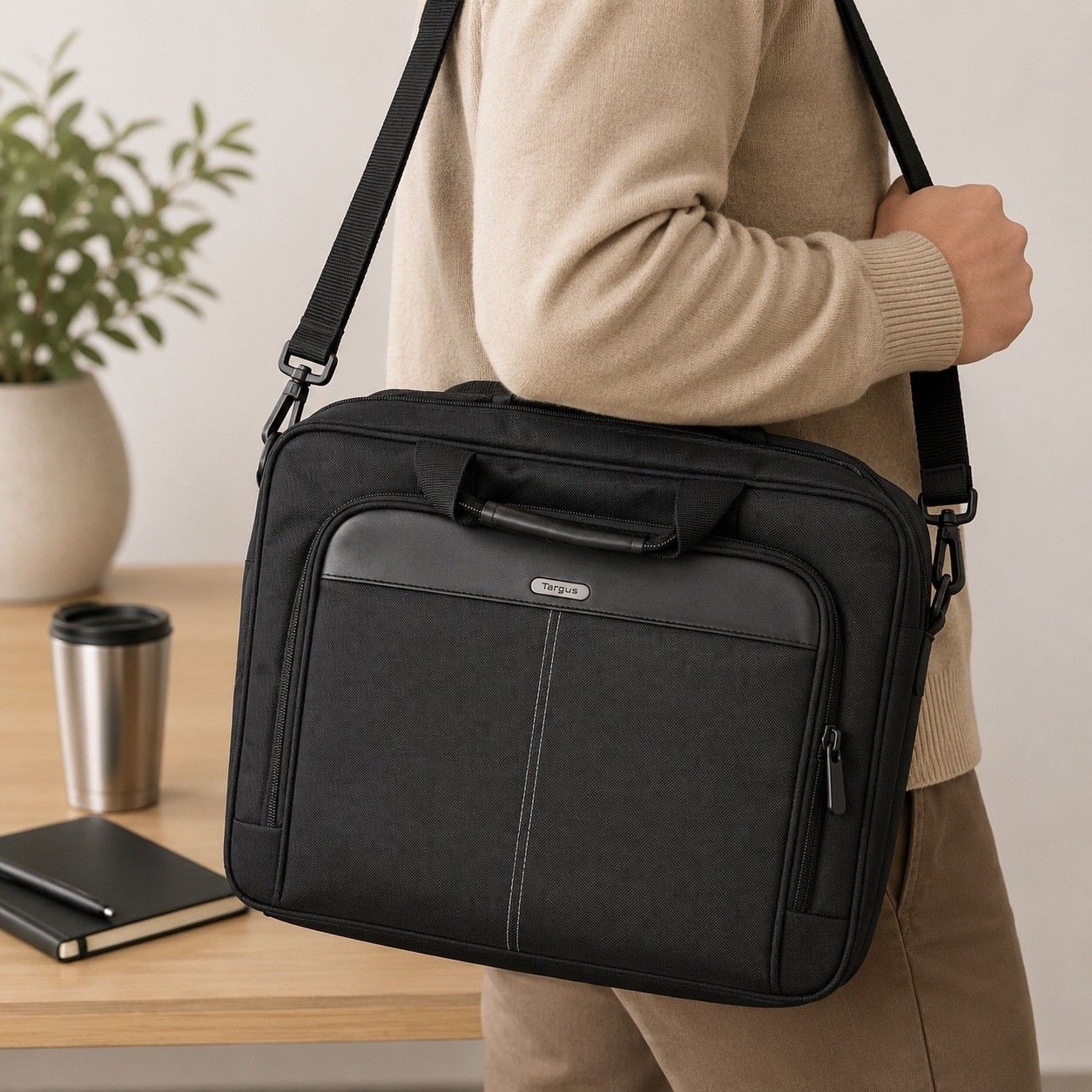 Targus Black Laptop Messenger Bag Briefcase Shoulder Strap Travel Office Case