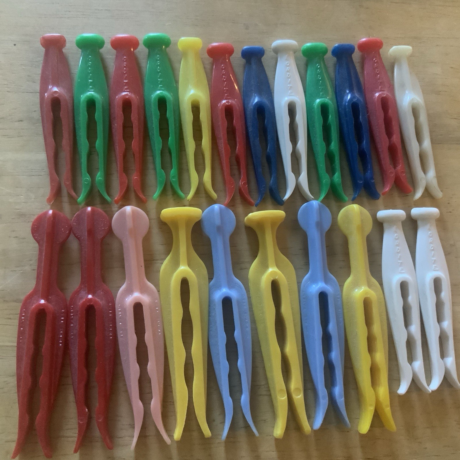 Vtg 1950’s Plastic Clothes Pins Lot Of 22 Kordite Red Yellow Blue Green White