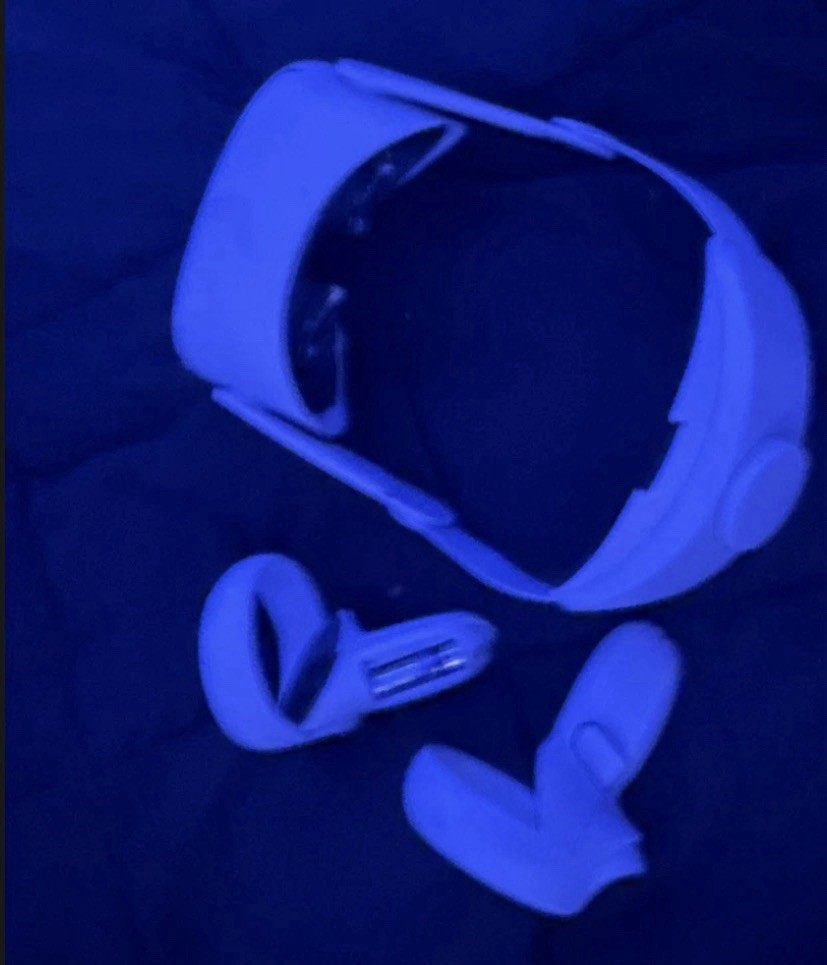 Meta Quest 2 Standalone VR Headset 90Hz 96° FOV w/ Controllers variety of games