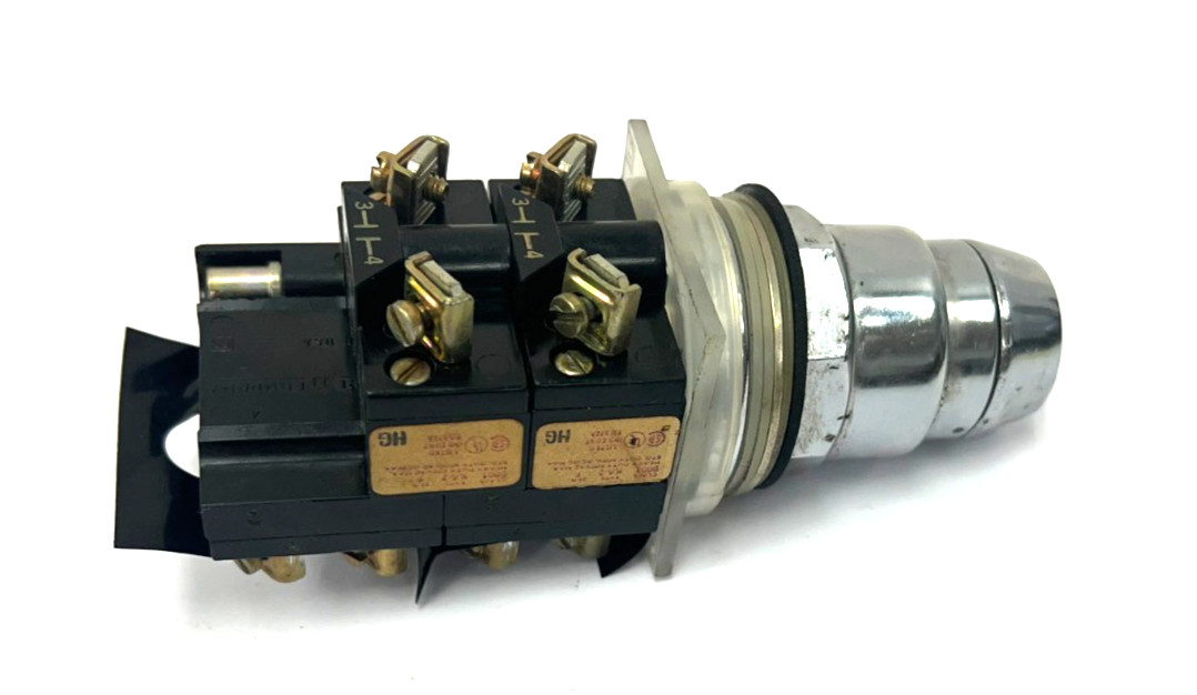 SQUARE D CLASS 9001 TYPE KA-1 KEY SELECTOR SWITCH PILOT DUTY 120-600V *NO KEY*