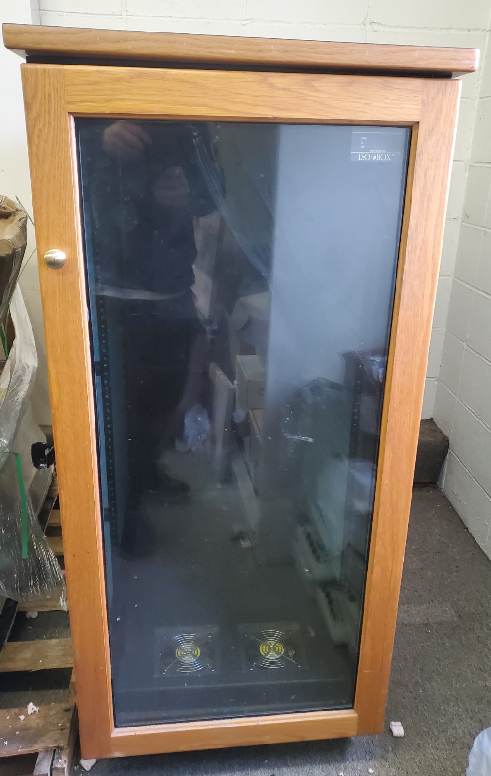 Argosy IsoBox PRO 24U Soundproof Rack Cabinet w/Fans Glass Door Oak