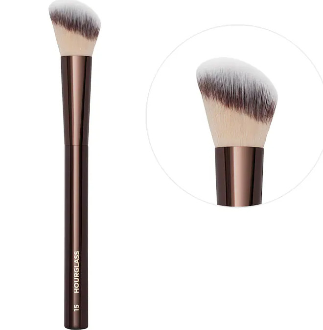 No. 15 Blush Brush – Achieve a Perfect Flush with Soft, Precise Bristles 💖🌸