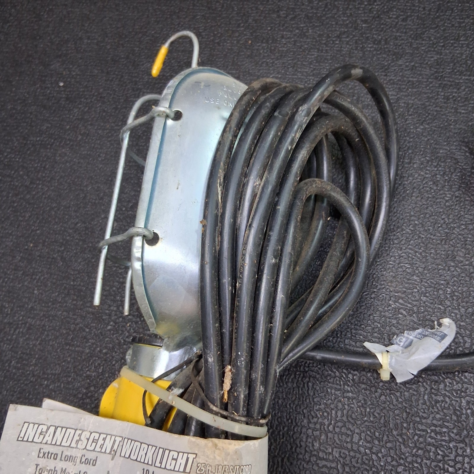 25' Bayco Model FL-425 Yellow 120vac Extension Drop Work Light