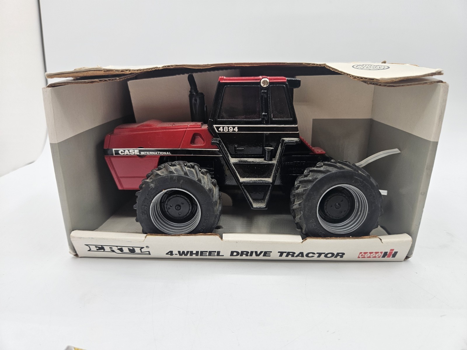 DIECAST FARM TRACTOR TOY ERTL CASE INTERNATIONAL 4894
