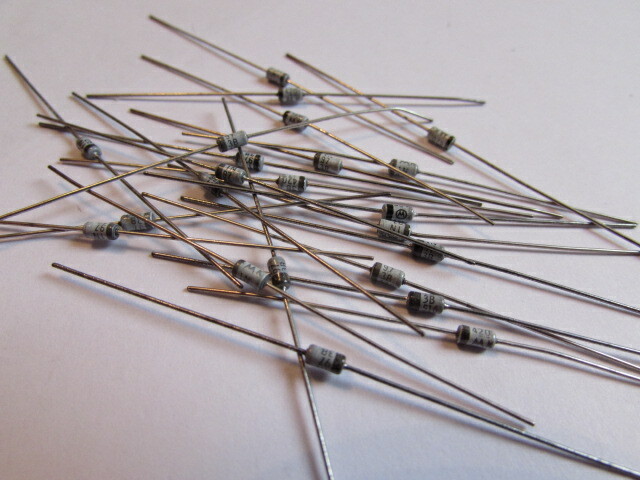 1N973B Genuine Motorola 33V, 5%, 0.5W, Zener Diodes (20pcs) NOS SHIPS NOW USA