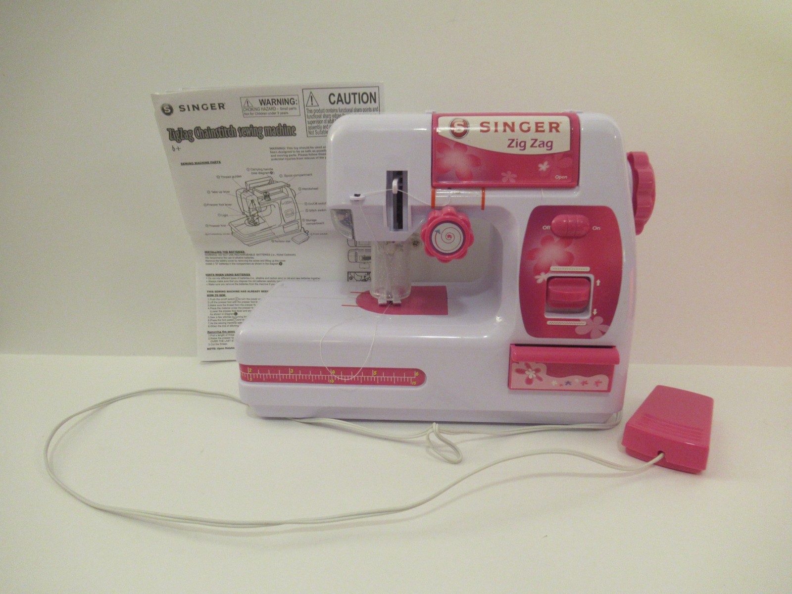 Singer Children's Zig Zag Chainstitch Sewing Machine with Handle (White & Pink)