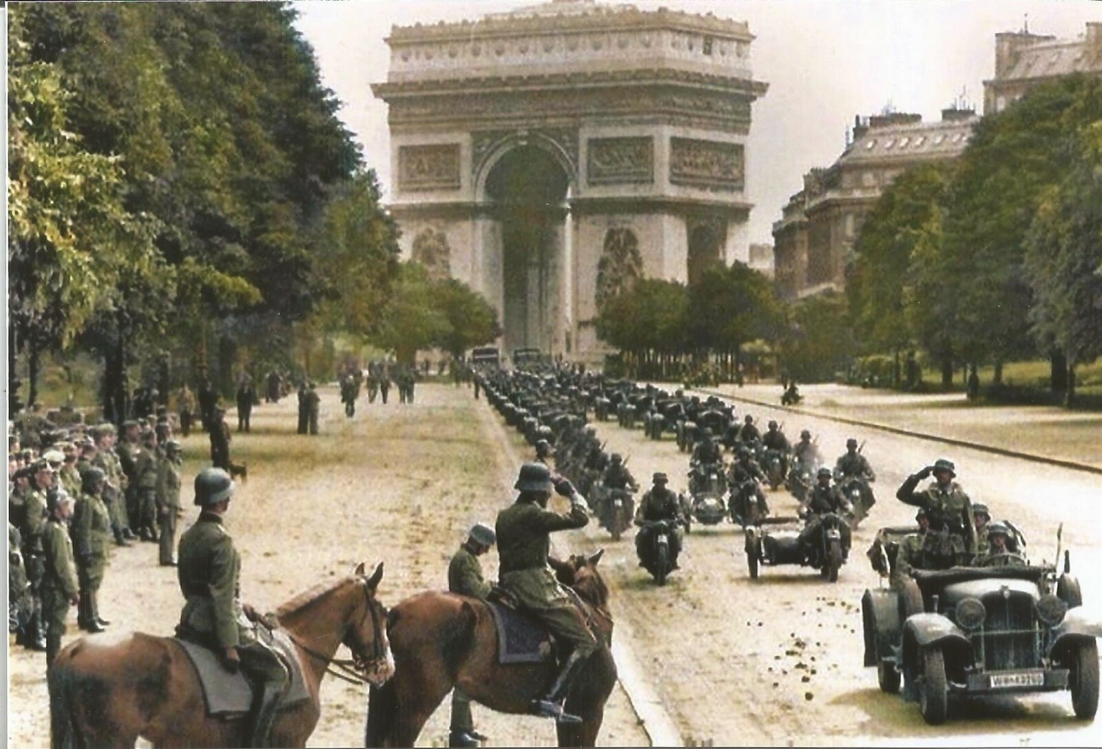 WW II - German  Photo --  Military Parade   Paris  ..,,
