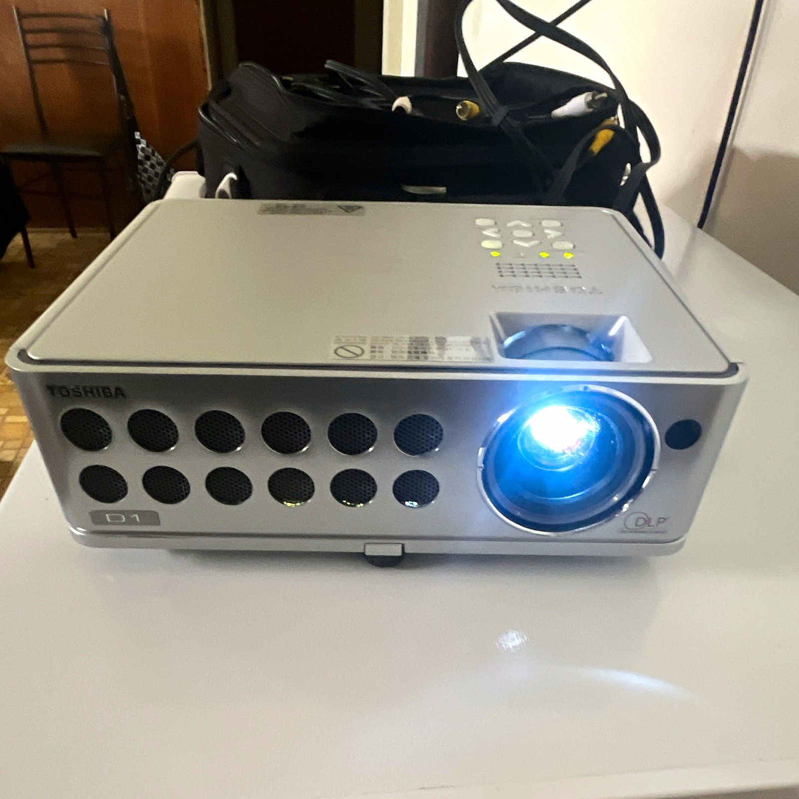 Toshiba TDP-D1 DLP Projector 800x600 1000 ANSI Lumens Silver Case Manual