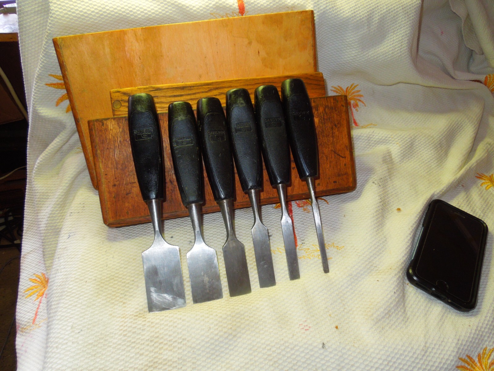 VINTAGE SANDVIK 6 PC CHISELS MADE IN HOLLAND SWEEDISH STEEL MAGNETIC WOOD CASE