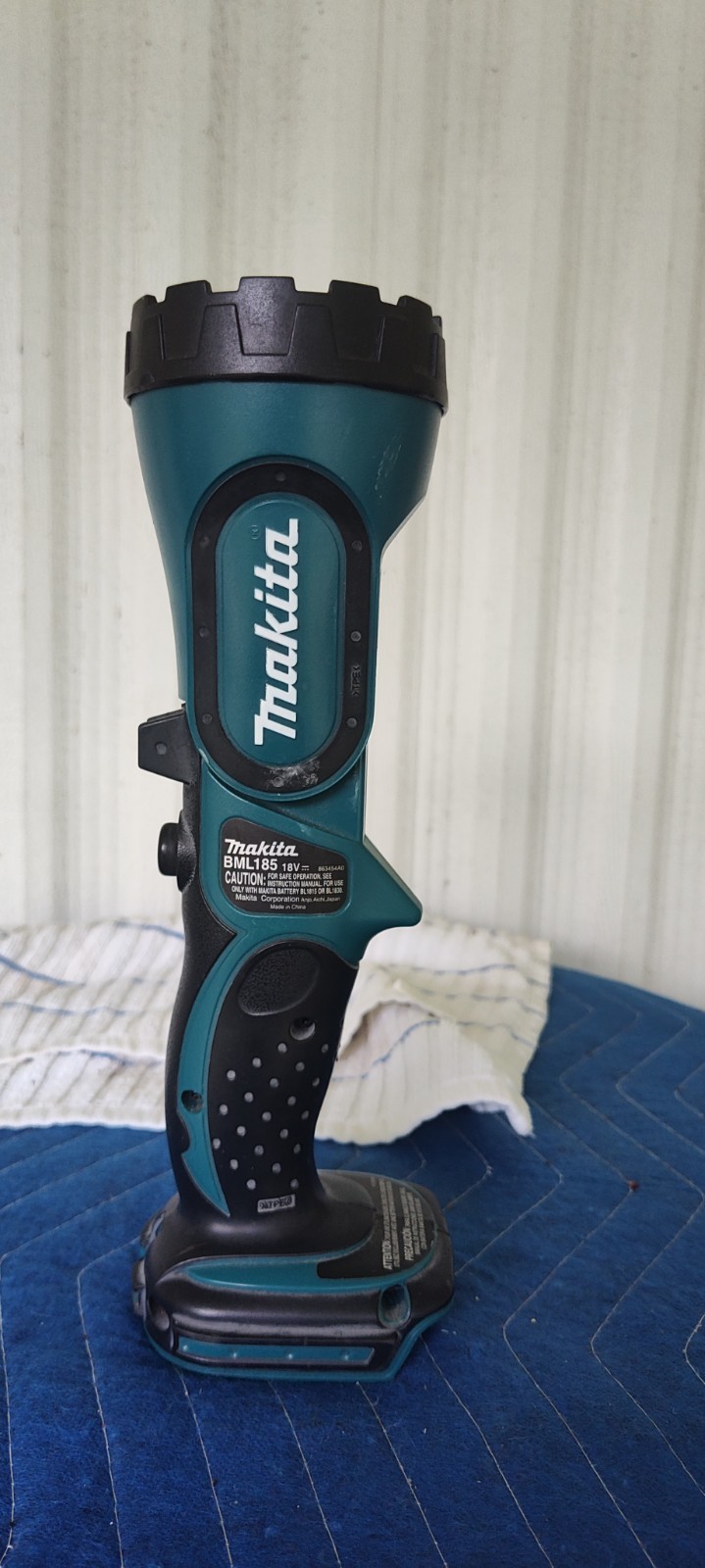 Makita BML185!18-Volt LXT Lithium-Ion Cordless 12 L.E.D. Flashlight