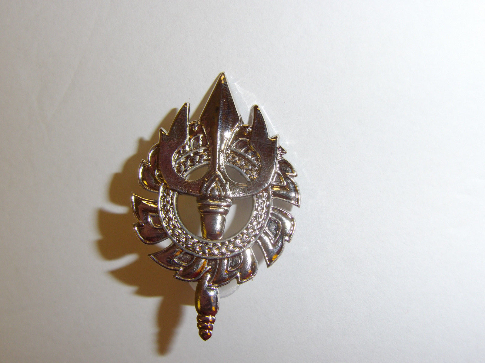b0369 Vietnam Era LAOS Officers Beret Metal Emblem silver ir12b