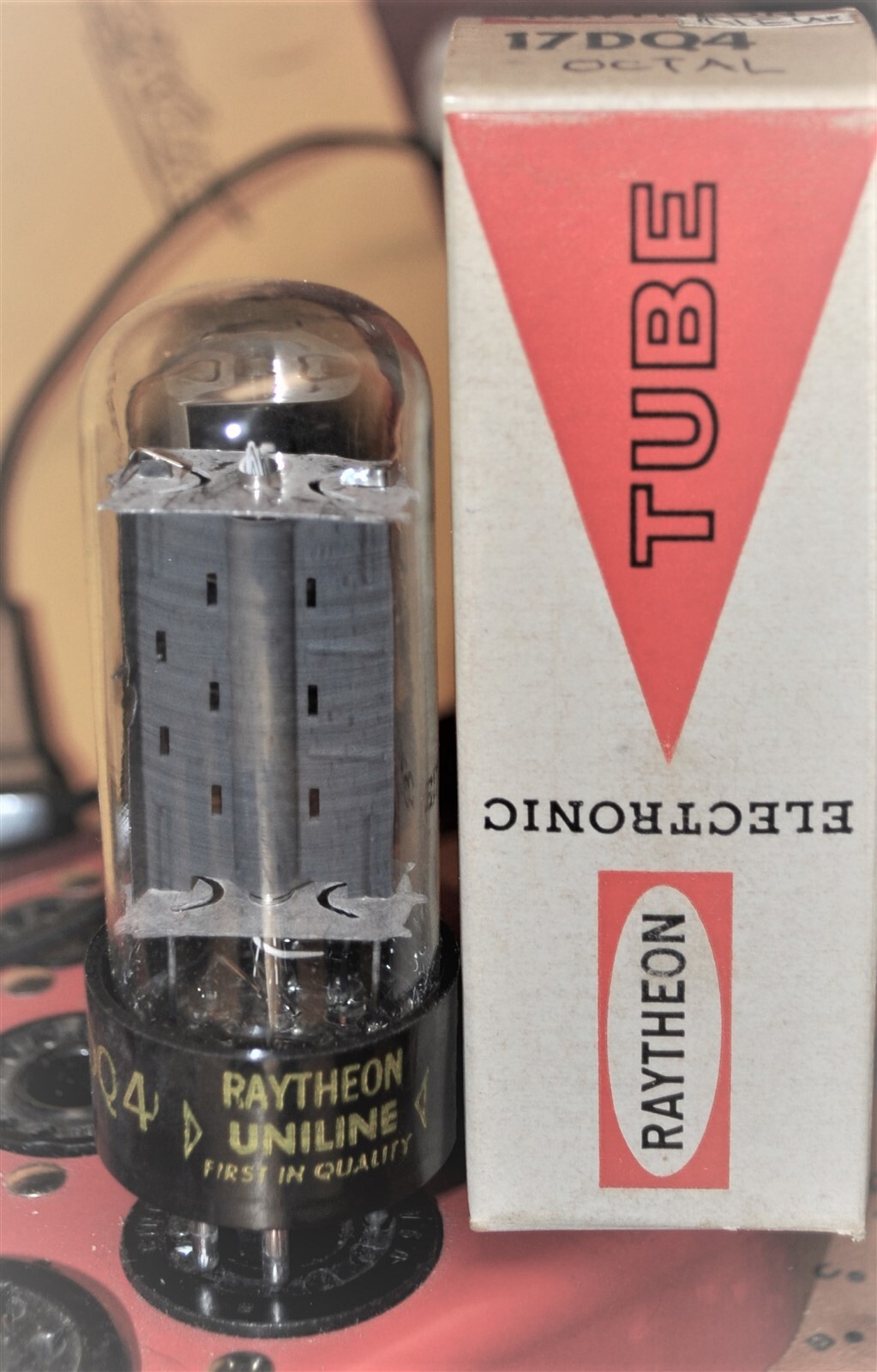 17DQ4 TUBE RAYTHEON NIB TESTED & BOXED VINTAGE COMMERCIAL SURPLUS
