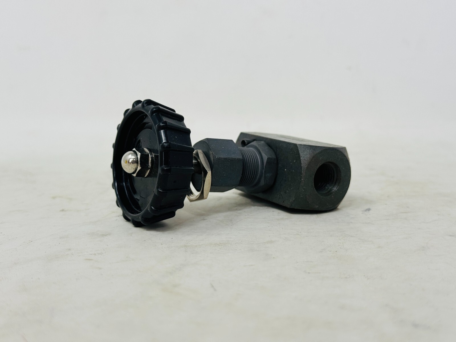 Hoke 4820-21-871-8083 Flow Control Golbe Valve Black Open Box