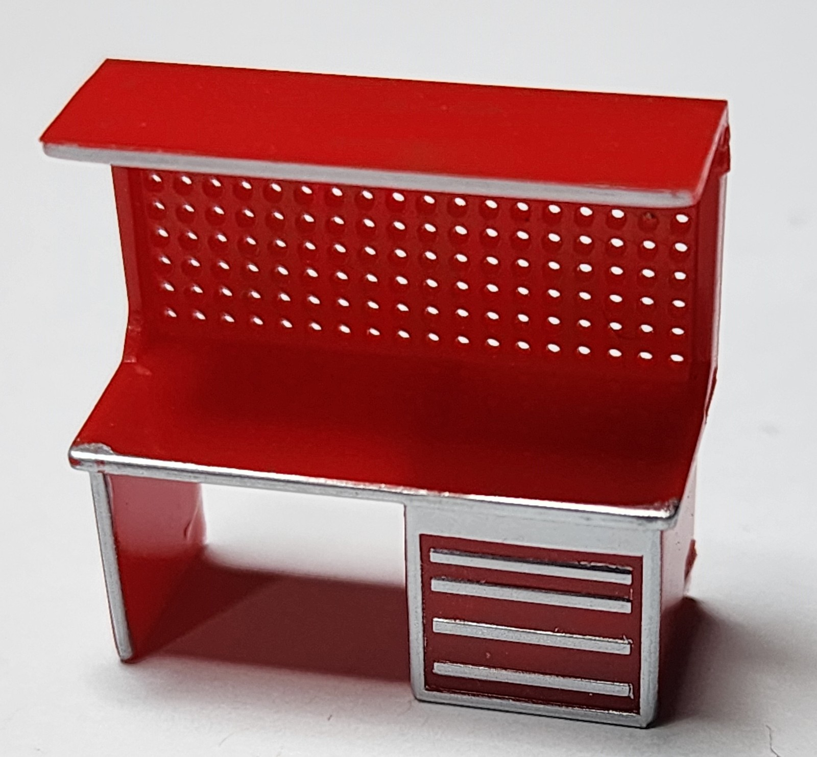1/64 Desk with Pegboard Back