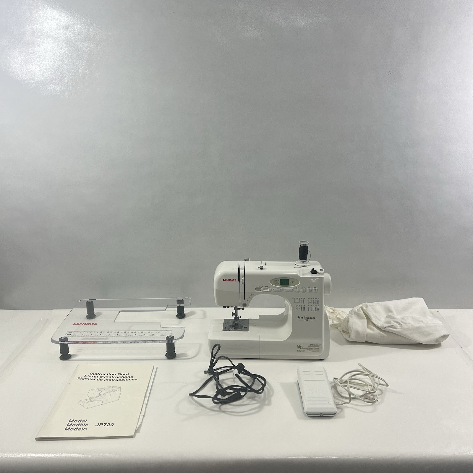 Janome Jem Platinum 720 JP720 Computerized Quilting Sewing Machine with Case