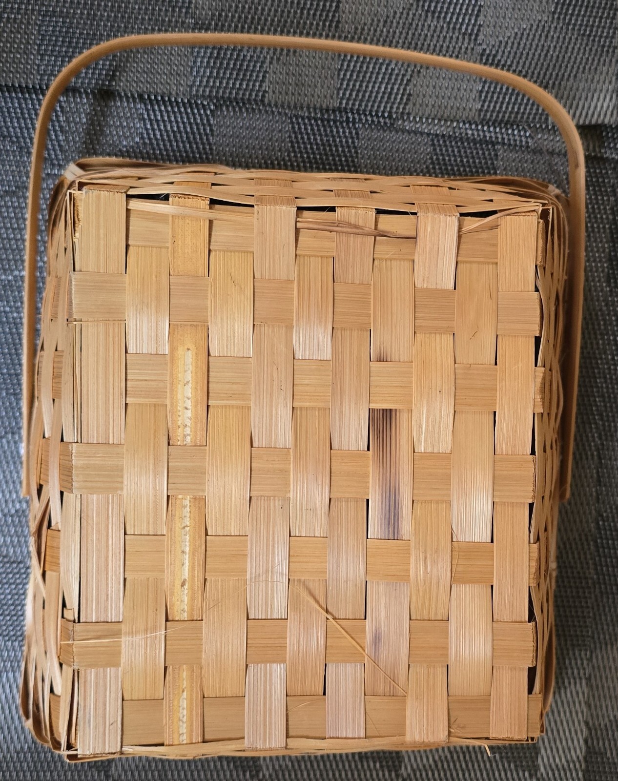Woven Basket With Movable Handle; 8.75"x8"x5"