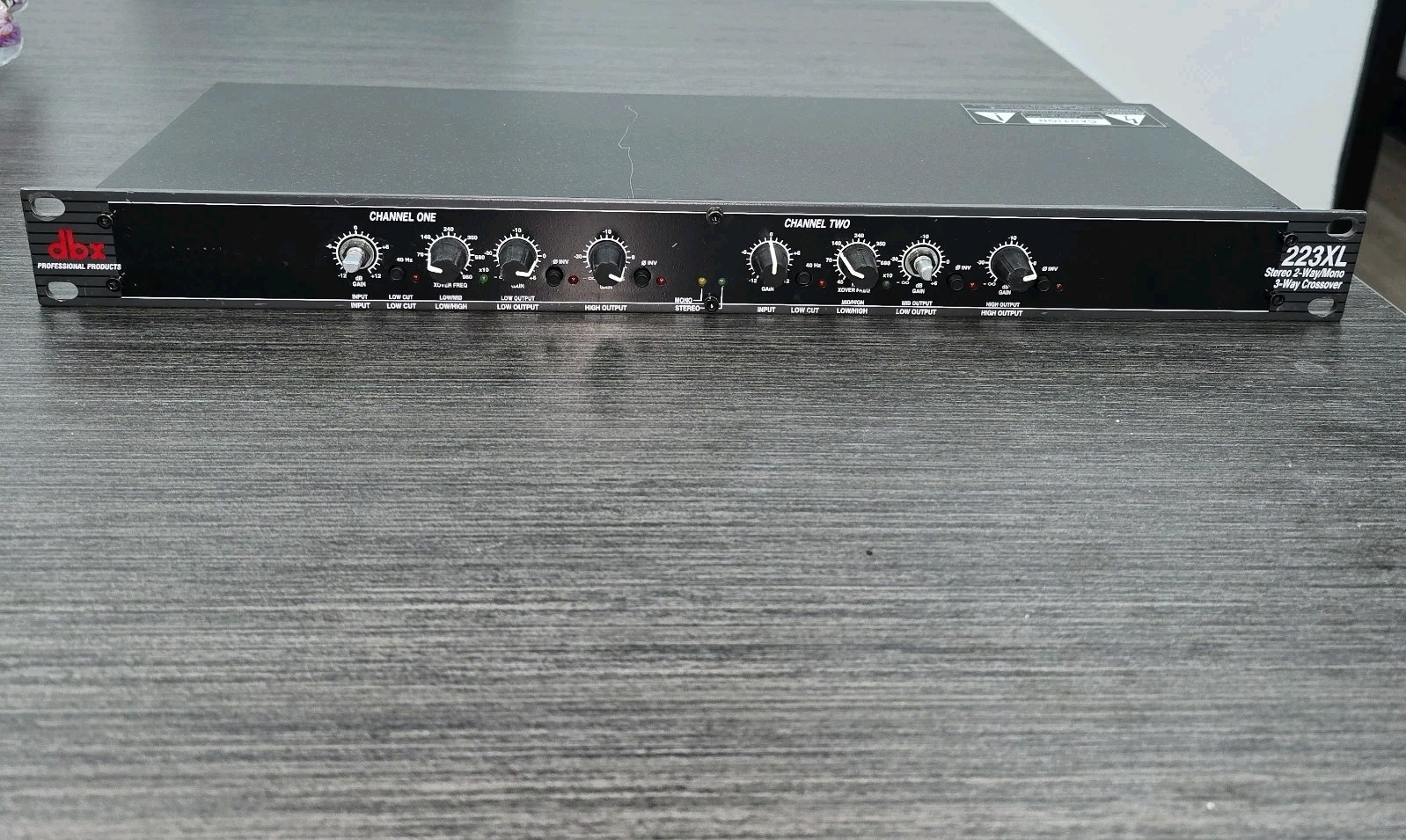 DBX 223XL Stereo 2-Way/Mono 3-Way Crossover Rack Mountable