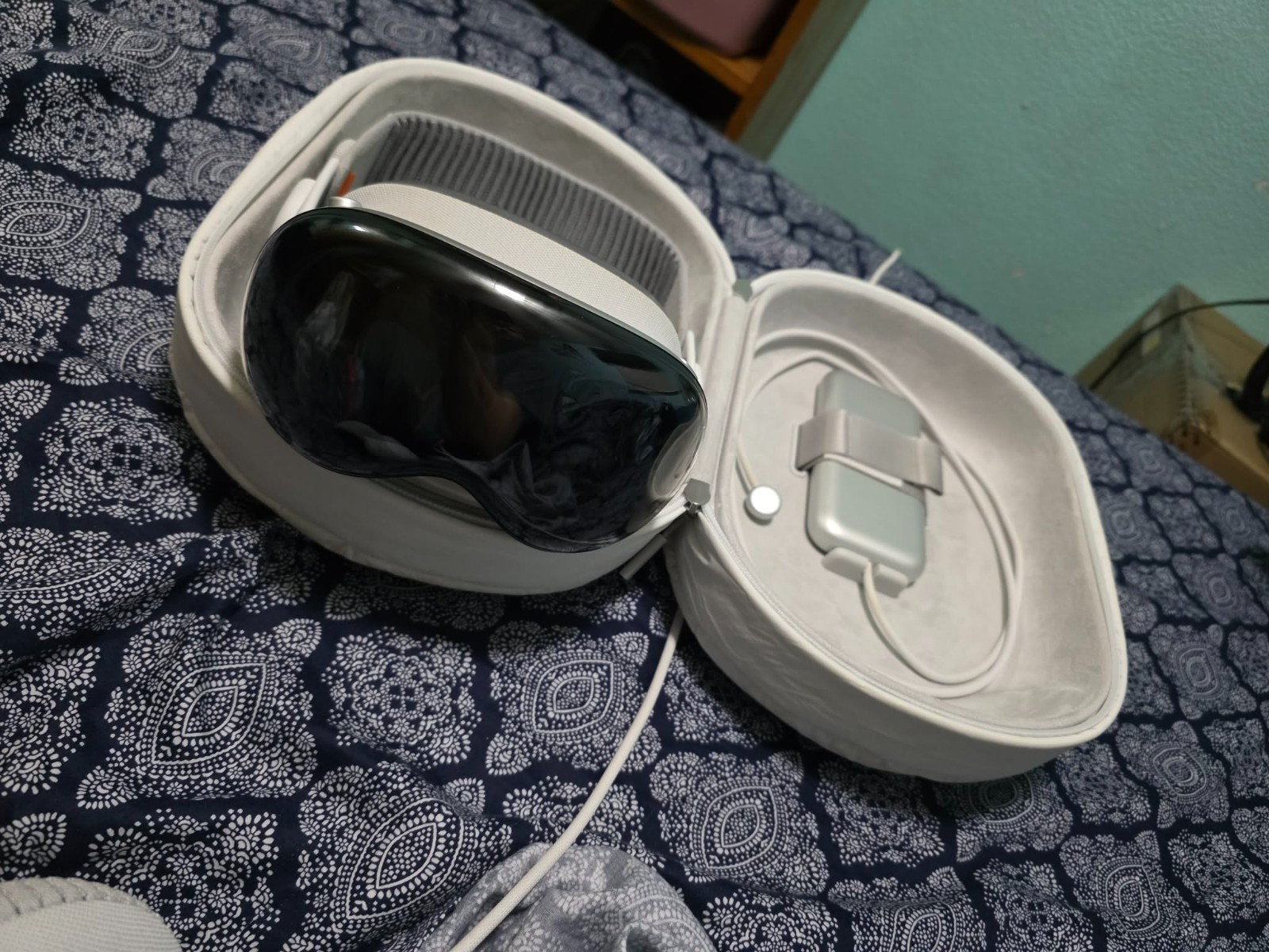Apple Vision Pro Headset 21w 512GB With Case + Accessories, Excellent Condition
