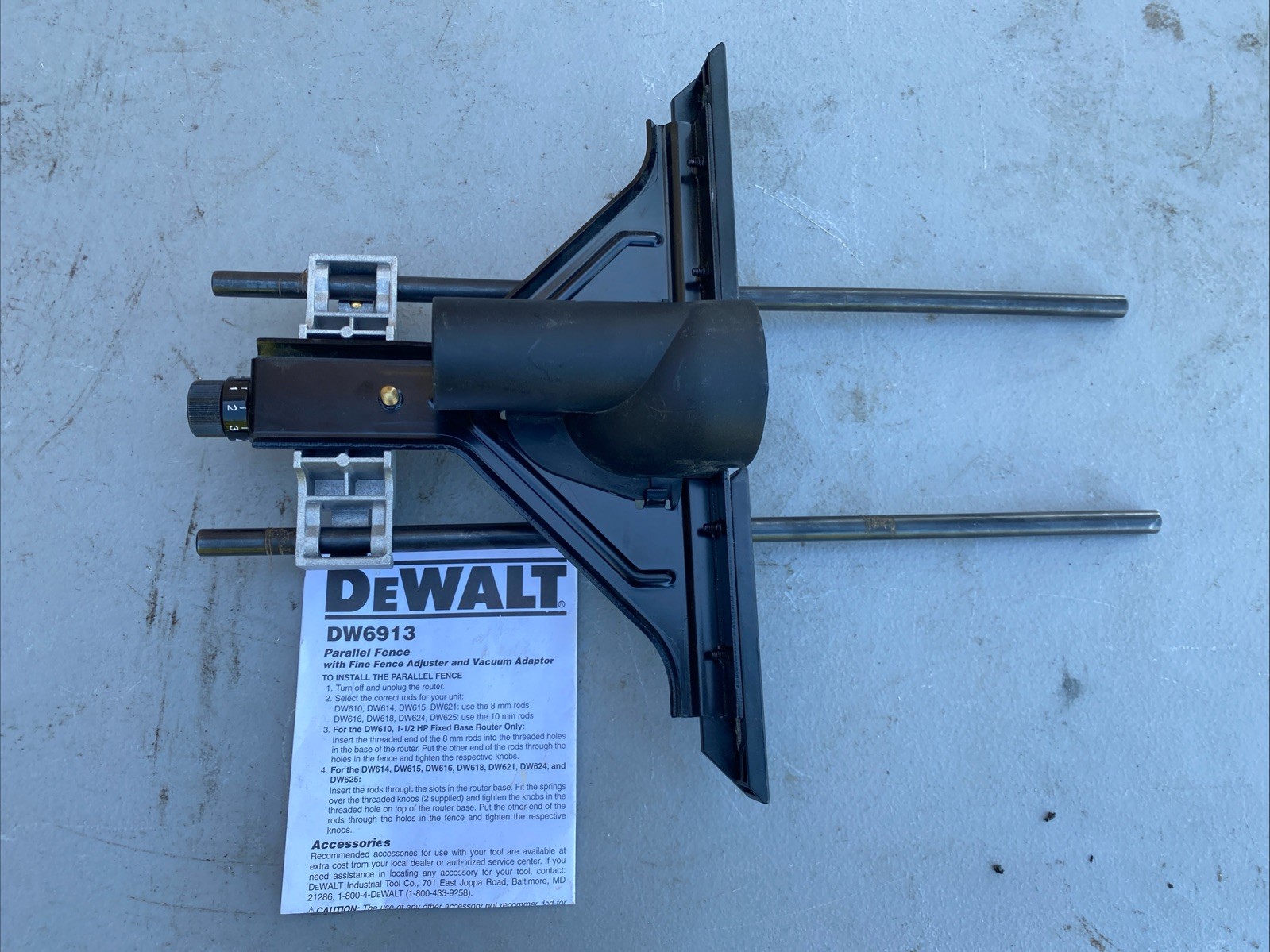 DeWALT Universal Edge Guide-Parallel Fence w/ vacuum adapter Model-DW6913